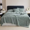 Koc pluszowy tłoczony w grube szerokie pasy 160x200 szarozielony
