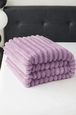Koc pluszowy tłoczony w grube szerokie pasy 160x200 fioletowy