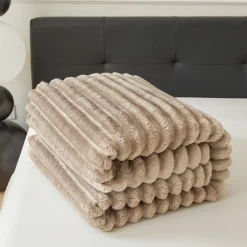 Koc pluszowy tłoczony w grube szerokie pasy 200x220 beżowy