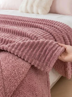 Koc pluszowy tłoczony w pasy narzuta z barankiem 200x220 różowy