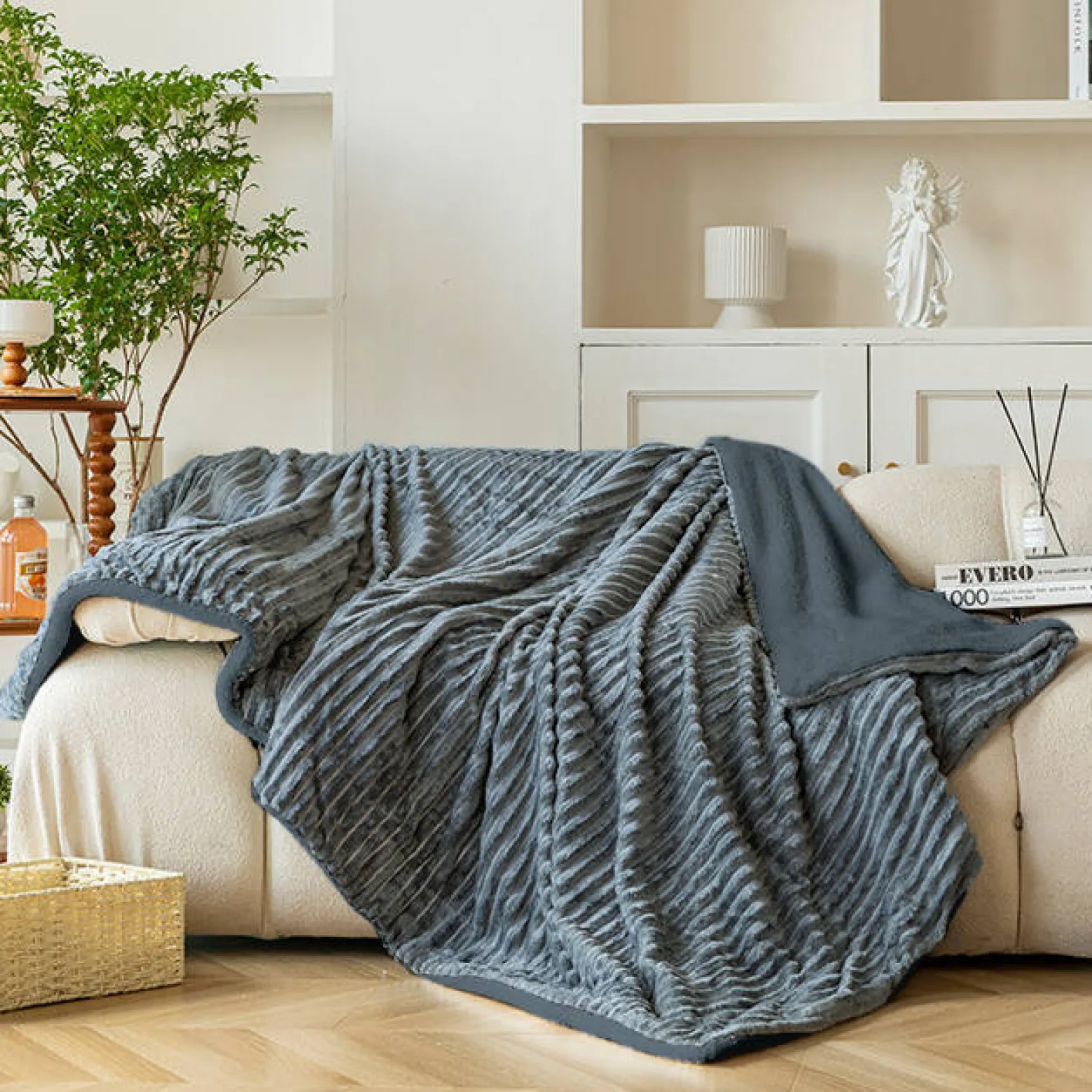 Koc pluszowy tłoczony w pasy narzuta z barankiem 200x220 ciemny szary