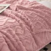 Koc pluszowy tłoczony w sweterek 3D 200x220 różowy