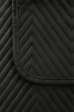 Narzuta dekoracyjna welurowa w jodełkę CHEVRON VELVET 220x240 czarna