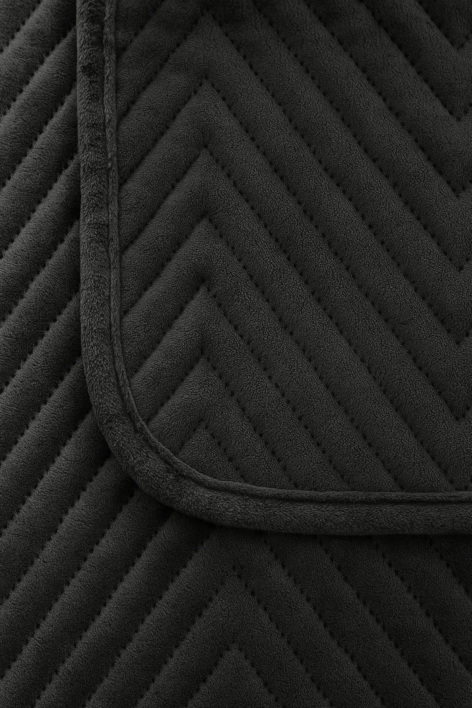 Narzuta dekoracyjna welurowa w jodełkę CHEVRON VELVET 220x240 czarna