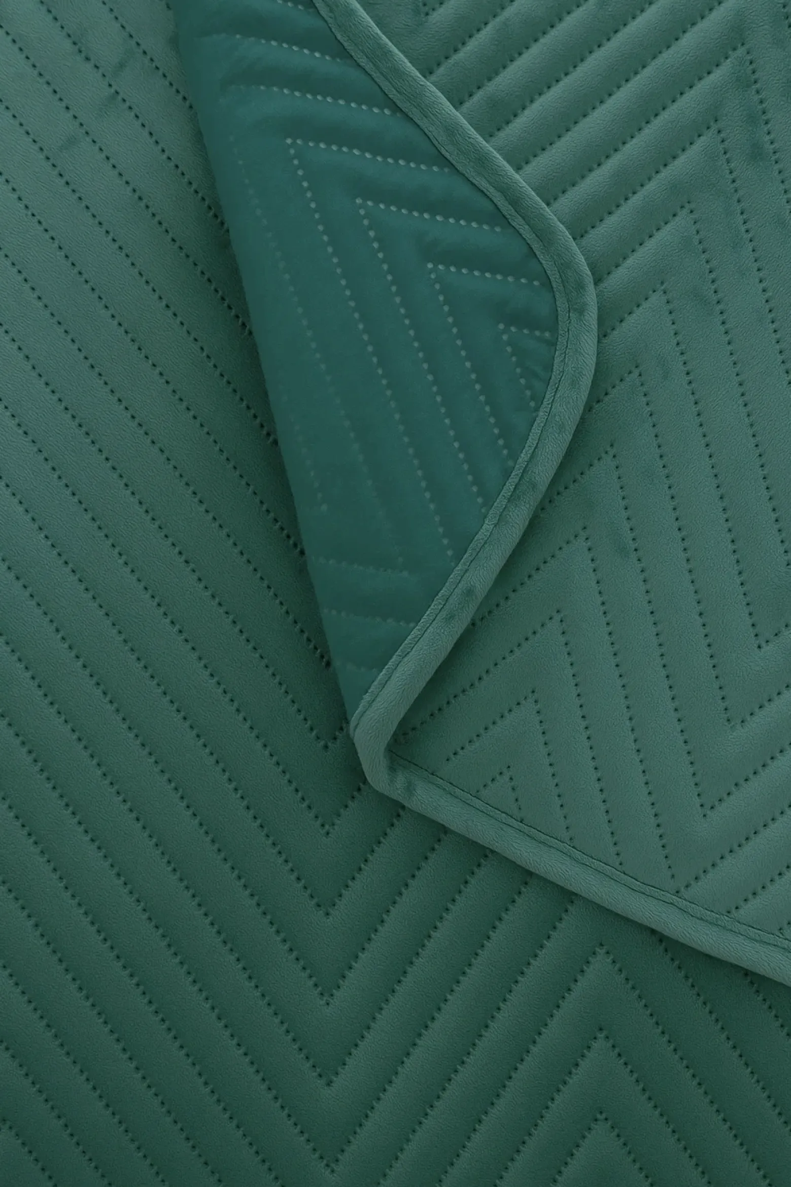 Narzuta dekoracyjna welurowa w jodełkę CHEVRON VELVET 220x240 butelkowa zielona