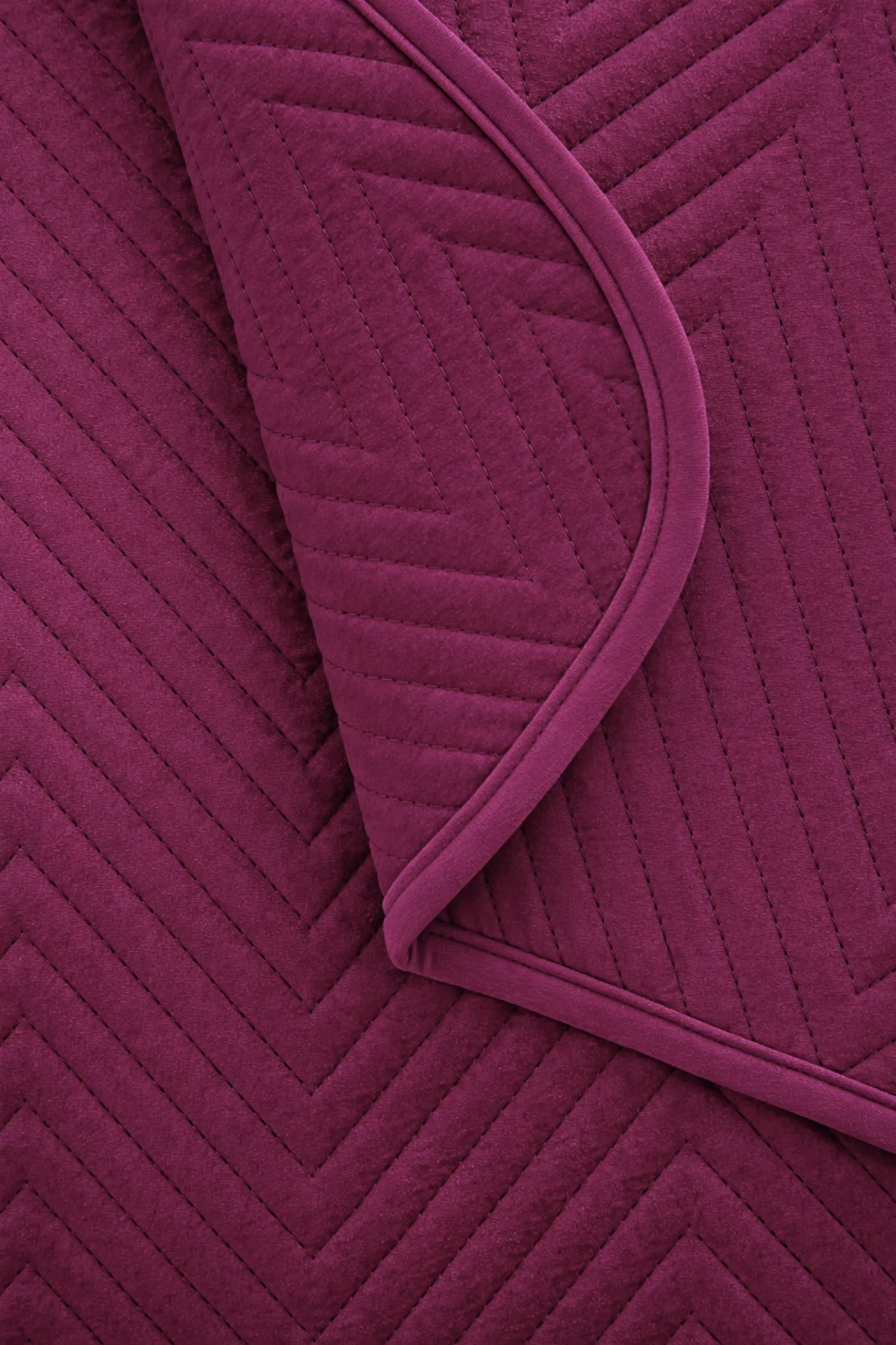 Narzuta dekoracyjna welurowa w jodełkę CHEVRON VELVET 200x220 fuksja
