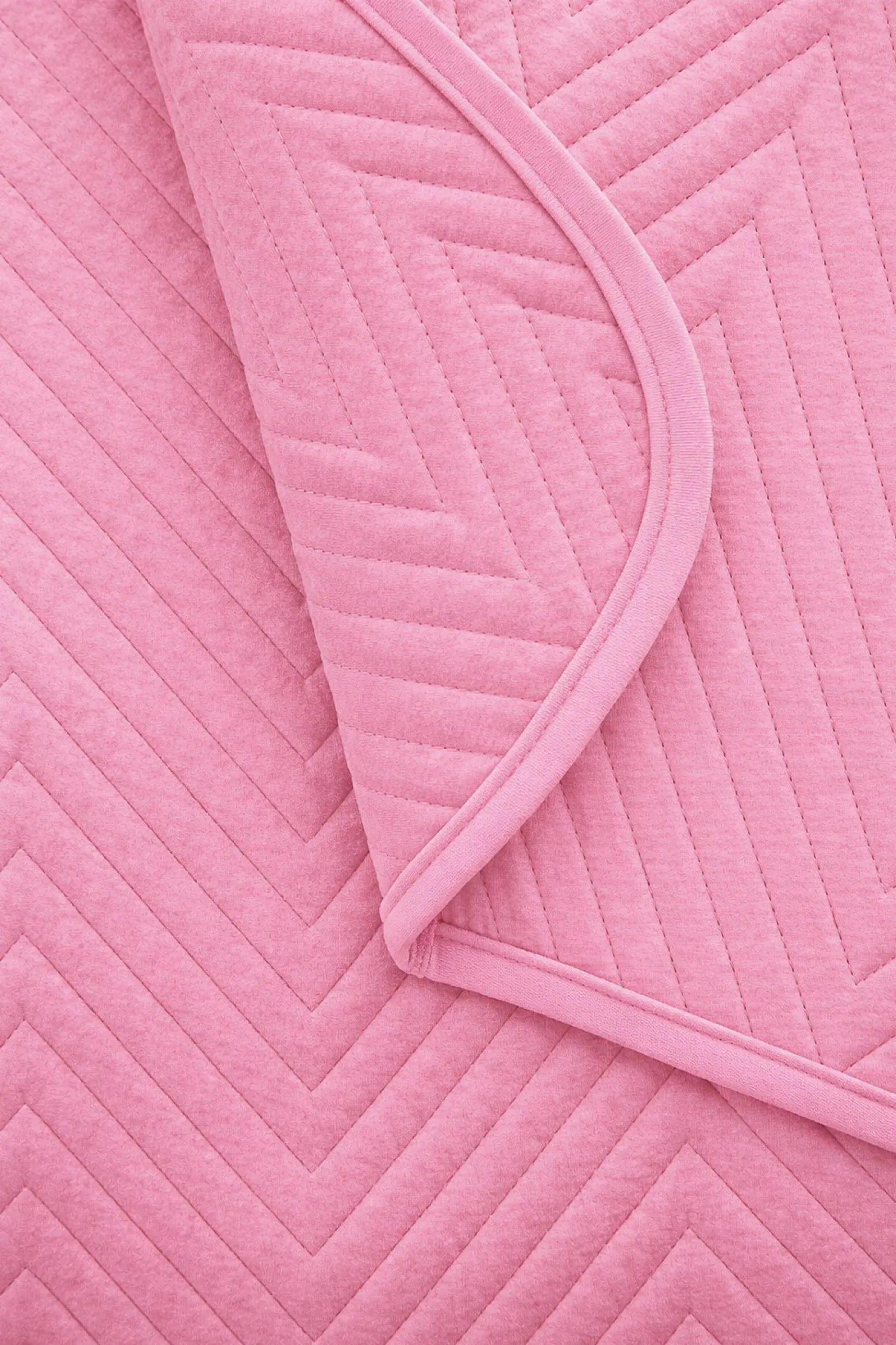 Narzuta dekoracyjna welurowa w jodełkę CHEVRON VELVET 200x220 różowa