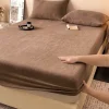 Prześcieradło pluszowe z gumką MIŚ ciemne beżowe 140x200 + 25 cm zakładki
