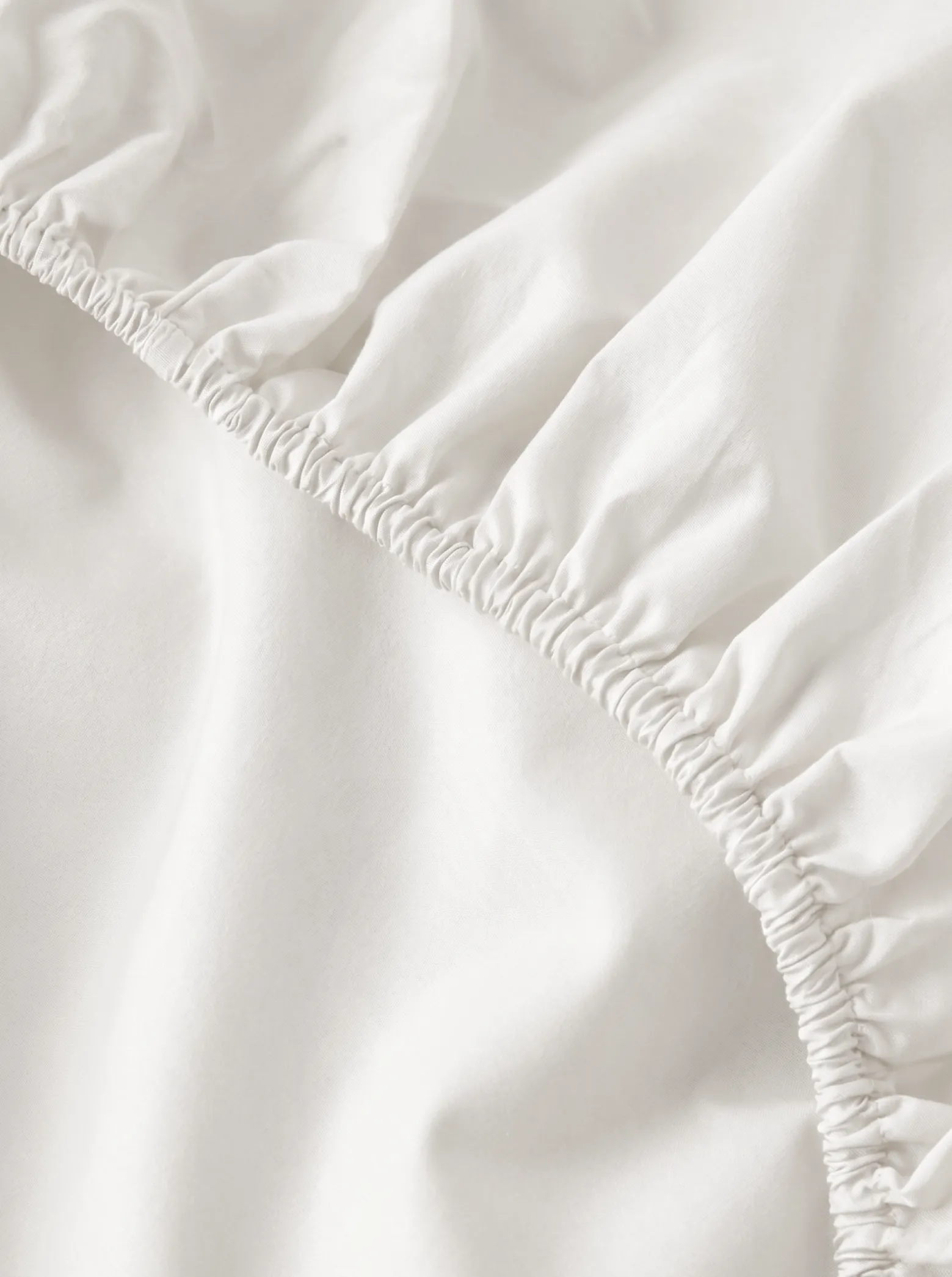 Prześcieradło z gumką z pranej mikrofibry białe off white 180x200 + 26 cm zakładki