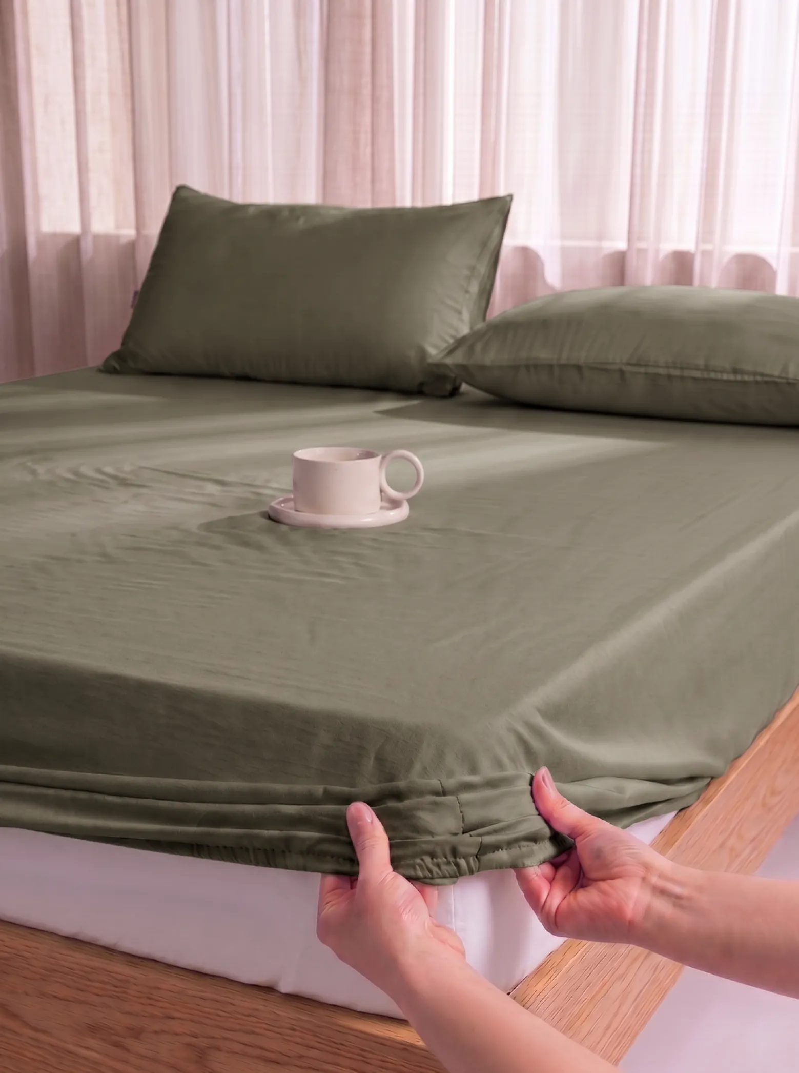 Prześcieradło z gumką z pranej mikrofibry khaki 90x200 + 26 cm zakładki